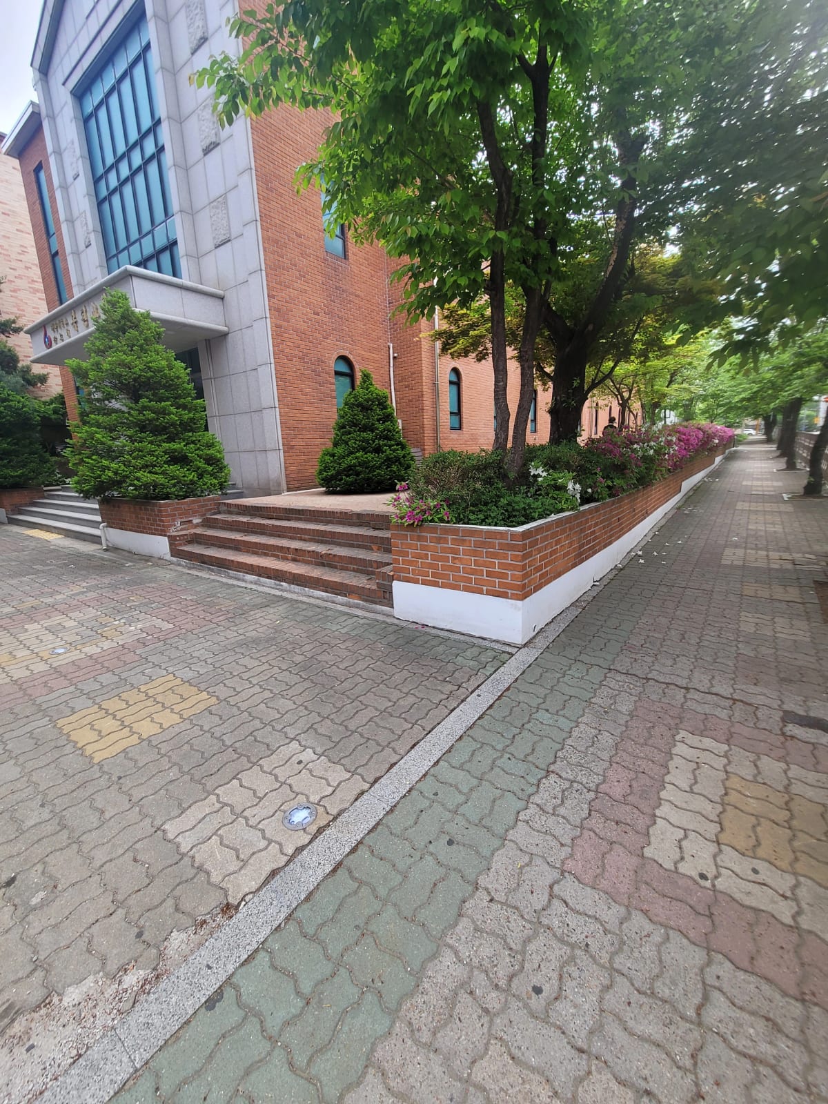 소규모 화단에서 관목과 흙을 정리하며 철거 작업을 진행하는 현장 모습