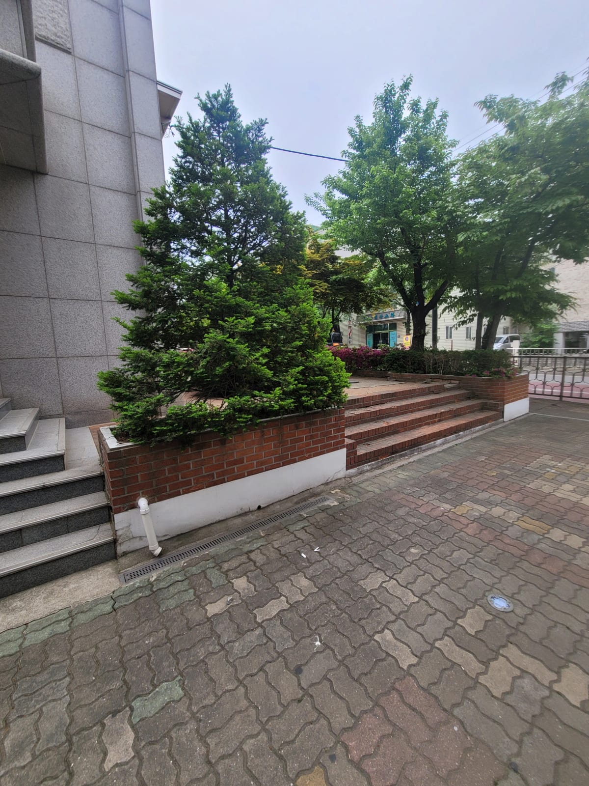 콘크리트 기초가 포함된 대형 화단을 철거하고 잔재를 반출하는 작업 현장