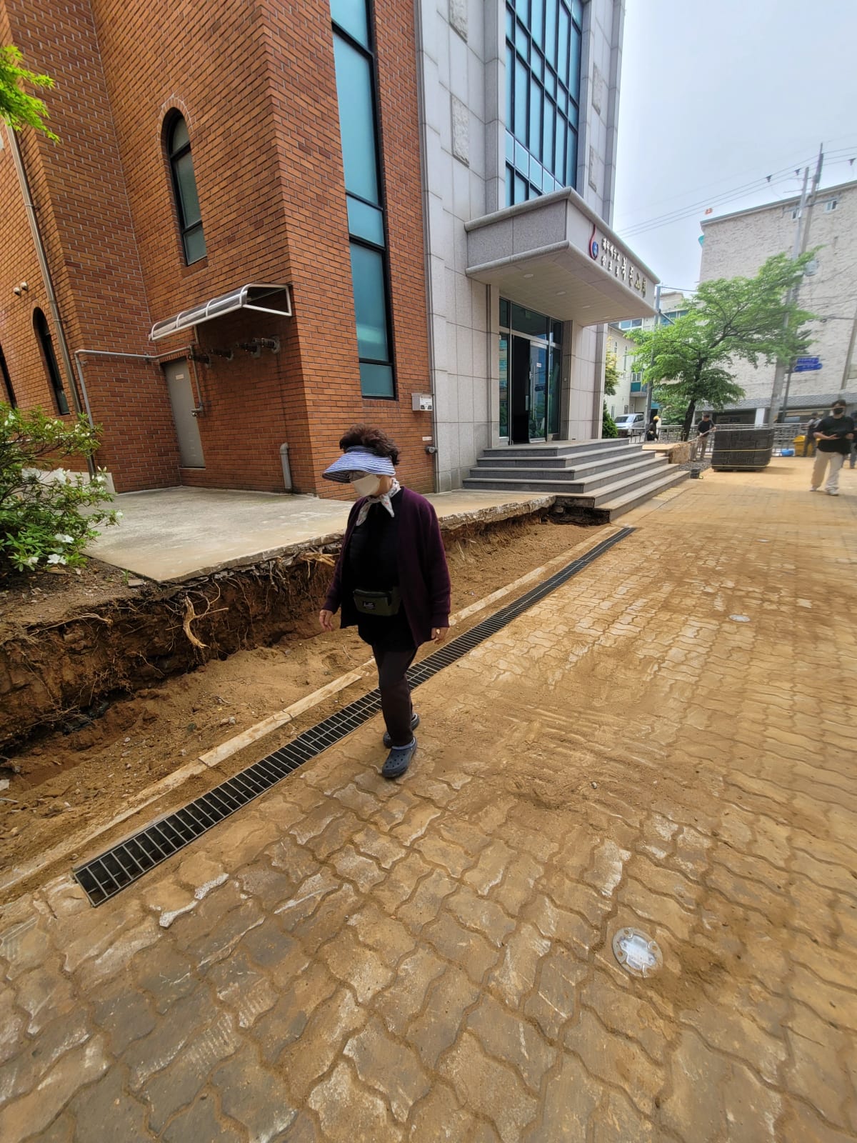 흙과 화단 식재가 정리된 철거 작업 현장 전경