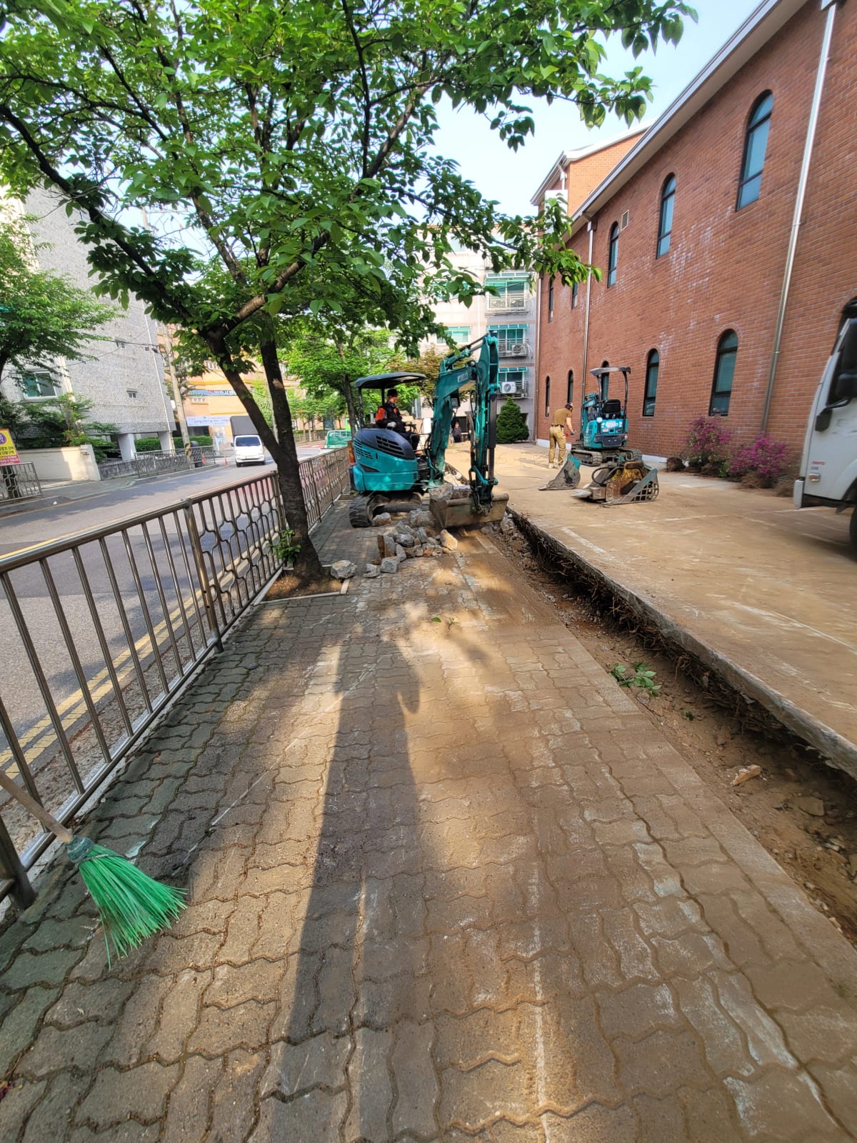 평탄화 후 조경면적 비율을 재확인하는 모습