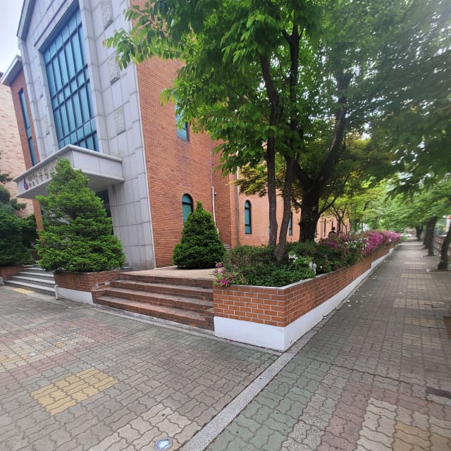 화단철거업체 선택 기준 철거 전 계단과 맞닿은 벽돌 화단