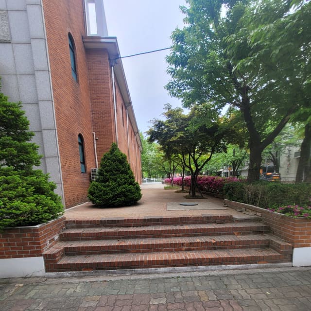 화단철거방법, 구조물별 해체 방식 철거 전 건물 옆 화단과 계단